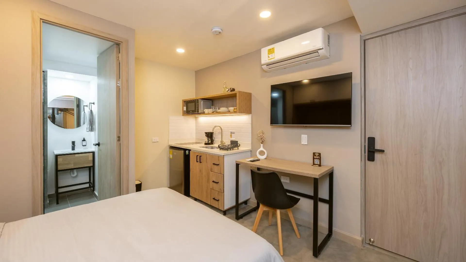 Aparta Estudio En El Poblado - Ac Y Wi Fi ميديلين