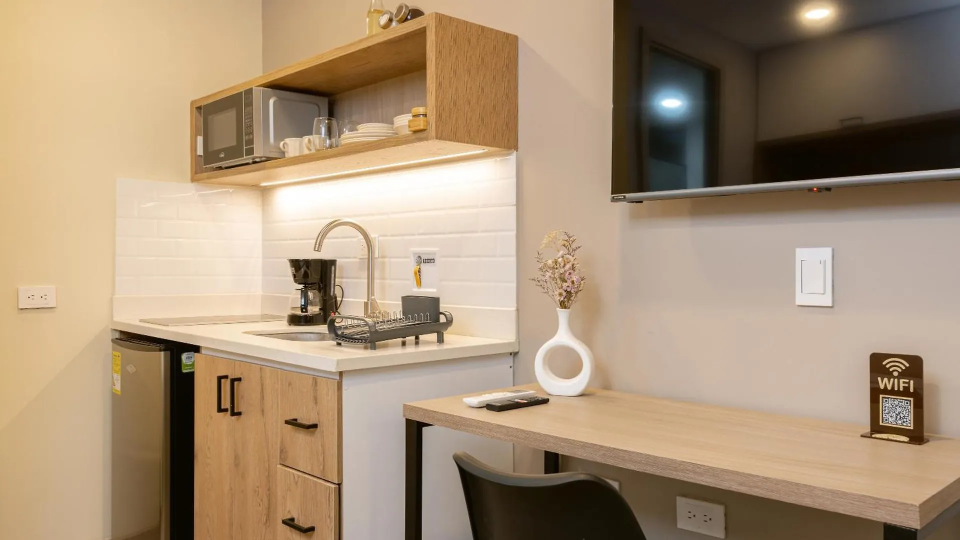 Aparta Estudio En El Poblado - Ac Y Wi Fi ميديلين 0*,  كولومبيا