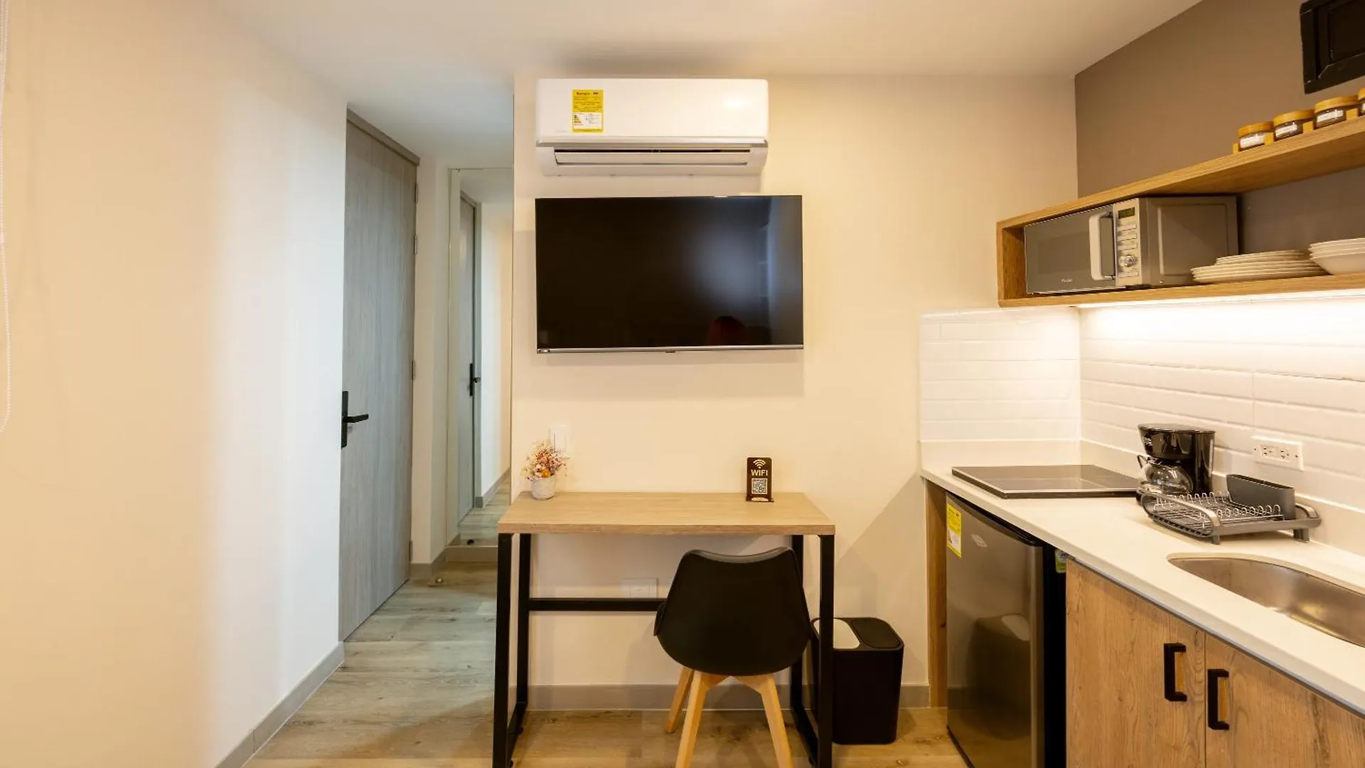 Aparta Estudio En El Poblado - Ac Y Wi Fi Medellin Apartment