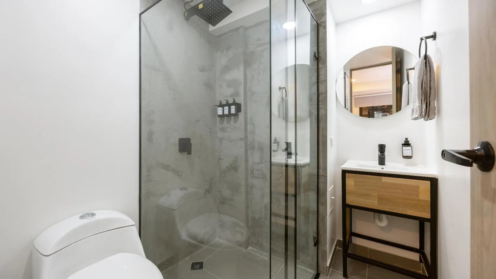 Aparta Estudio En El Poblado - Ac Y Wi Fi Medellín Apartmán