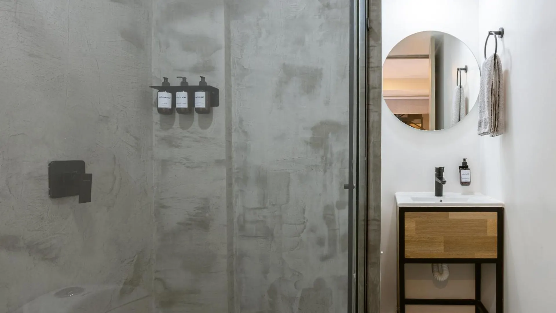 Aparta Estudio En El Poblado - Ac Y Wi Fi Medellín Apartmán